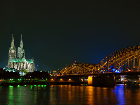 Fotos Kölner Dom hinter der Hohenzollernbrücke