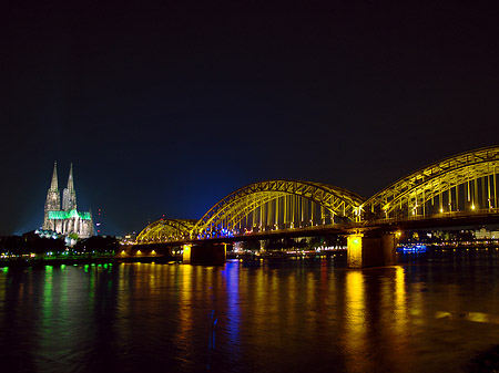 Foto Kölner Dom hinter der Hohenzollernbrücke - Köln