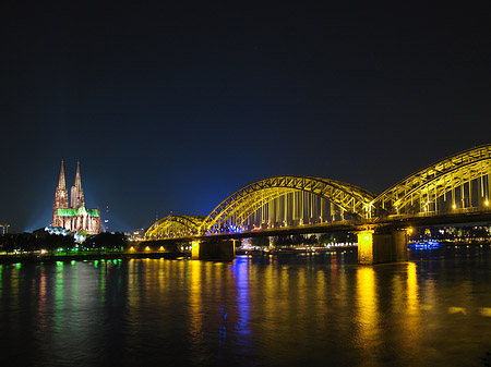 Fotos Kölner Dom hinter der Hohenzollernbrücke