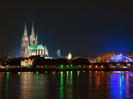 Kölner Dom hinter der Hohenzollernbrücke Foto 