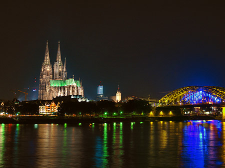 Kölner Dom hinter der Hohenzollernbrücke