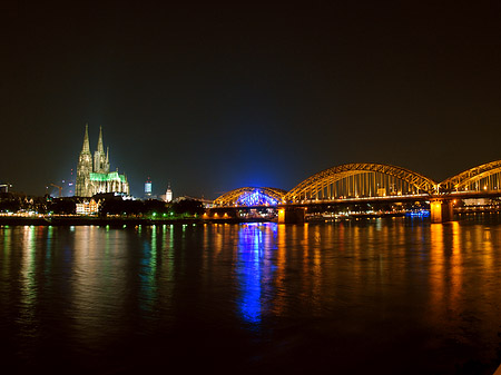 Kölner Dom hinter der Hohenzollernbrücke