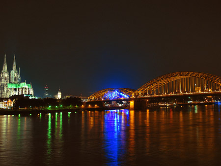 Kölner Dom hinter der Hohenzollernbrücke Foto 