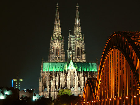 Foto Kölner Dom hinter der Hohenzollernbrücke - Köln