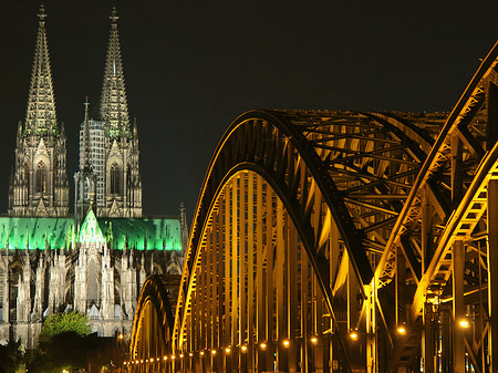 Foto Kölner Dom hinter der Hohenzollernbrücke - Köln