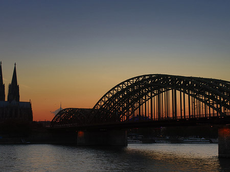 Foto Kölner Dom hinter der Hohenzollernbrücke