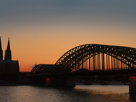 Fotos Kölner Dom hinter der Hohenzollernbrücke