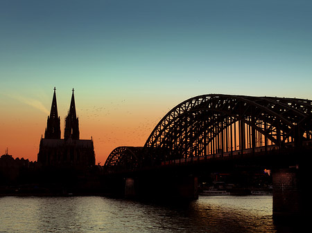 Kölner Dom hinter der Hohenzollernbrücke Fotos