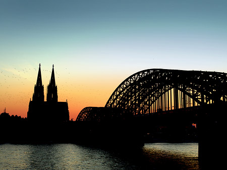 Kölner Dom hinter der Hohenzollernbrücke Foto 