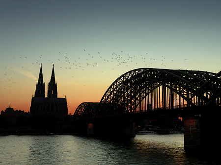 Fotos Kölner Dom hinter der Hohenzollernbrücke