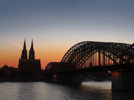 Fotos Kölner Dom hinter der Hohenzollernbrücke