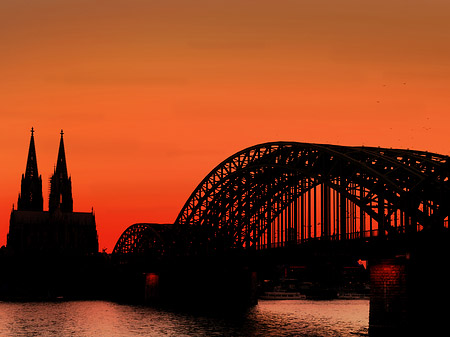 Kölner Dom hinter der Hohenzollernbrücke Foto 