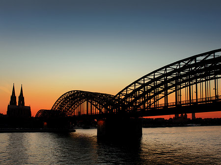 Kölner Dom hinter der Hohenzollernbrücke Fotos