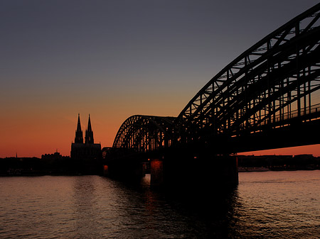 Kölner Dom hinter der Hohenzollernbrücke Foto 