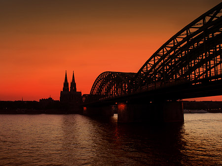 Kölner Dom hinter der Hohenzollernbrücke Foto 