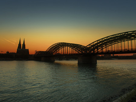 Fotos Kölner Dom hinter der Hohenzollernbrücke