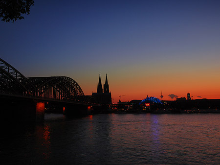 Fotos Kölner Dom hinter der Hohenzollernbrücke