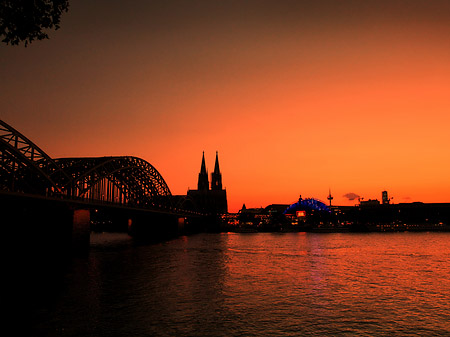 Fotos Kölner Dom hinter der Hohenzollernbrücke | Köln