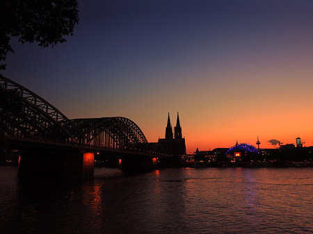 Kölner Dom hinter der Hohenzollernbrücke Foto 