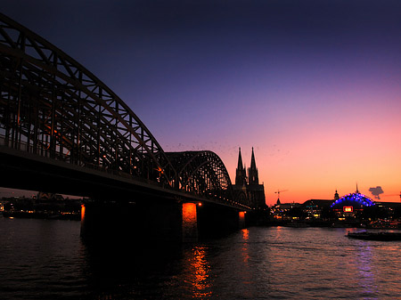 Foto Kölner Dom hinter der Hohenzollernbrücke