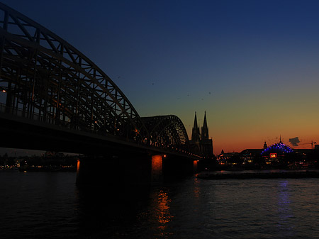 Kölner Dom hinter der Hohenzollernbrücke