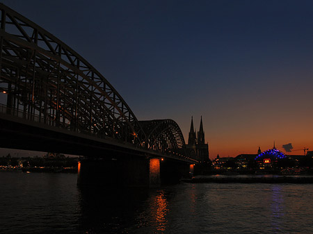 Kölner Dom hinter der Hohenzollernbrücke Foto 