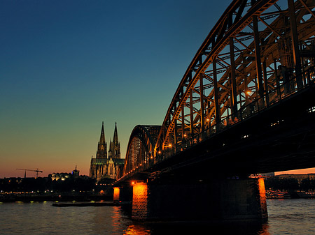 Fotos Kölner Dom hinter der Hohenzollernbrücke