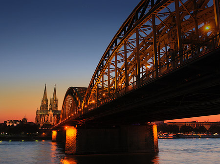 Kölner Dom hinter der Hohenzollernbrücke Foto 