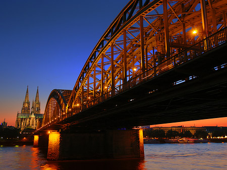 Foto Kölner Dom hinter der Hohenzollernbrücke - Köln