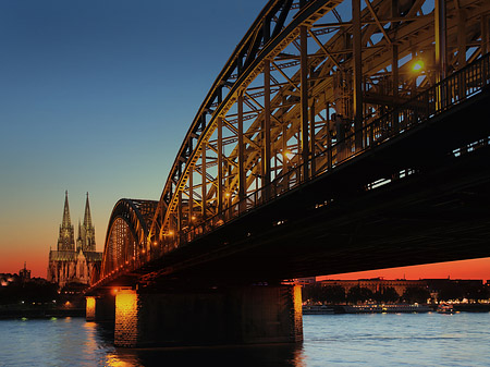 Kölner Dom hinter der Hohenzollernbrücke Foto 