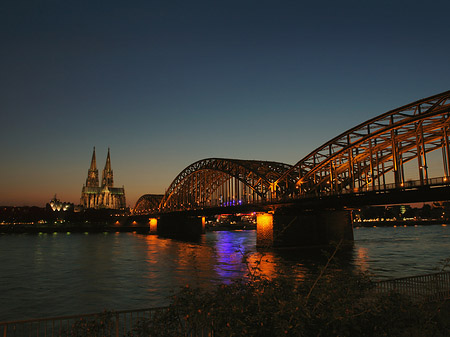 Foto Kölner Dom hinter der Hohenzollernbrücke