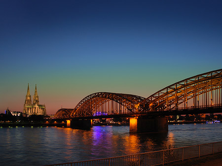 Foto Kölner Dom hinter der Hohenzollernbrücke