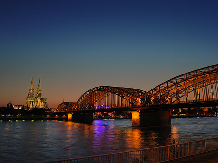 Foto Kölner Dom hinter der Hohenzollernbrücke