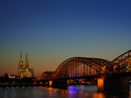 Kölner Dom hinter der Hohenzollernbrücke Foto 