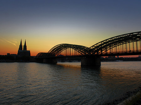 Fotos Kölner Dom hinter der Hohenzollernbrücke