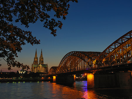 Foto Kölner Dom hinter der Hohenzollernbrücke