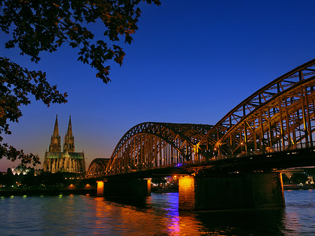 Foto Kölner Dom hinter der Hohenzollernbrücke