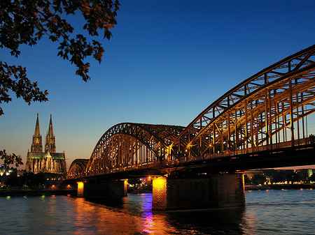 Kölner Dom hinter der Hohenzollernbrücke