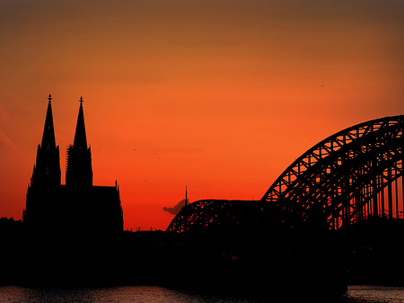 Fotos Kölner Dom hinter der Hohenzollernbrücke