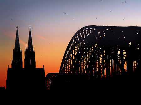 Kölner Dom hinter der Hohenzollernbrücke