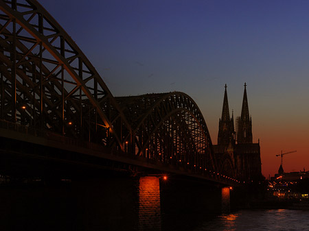 Kölner Dom hinter der Hohenzollernbrücke