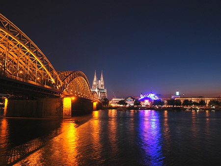 Fotos Blick auf musical-dome und Kölner Dom | Köln