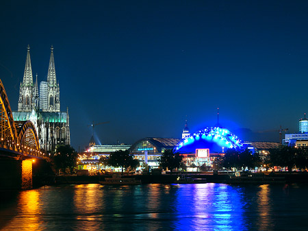 Foto Blick auf musical-dome und Kölner Dom