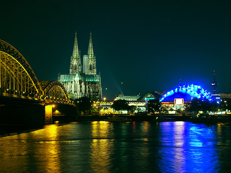 Foto Blick auf musical-dome und Kölner Dom - Köln