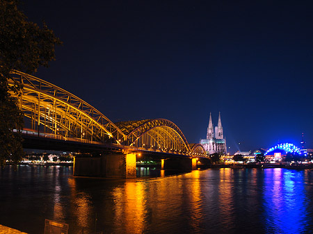 Foto Blick auf musical-dome und Kölner Dom - Köln