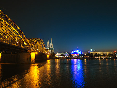 Foto Blick auf musical-dome und Kölner Dom