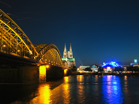 Foto Blick auf musical-dome und Kölner Dom