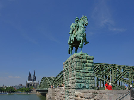 Reiterstatue vor dem Kölner Dom