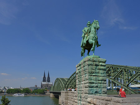 Fotos Reiterstatue vor dem Kölner Dom