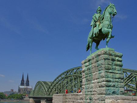 Foto Reiterstatue vor dem Kölner Dom